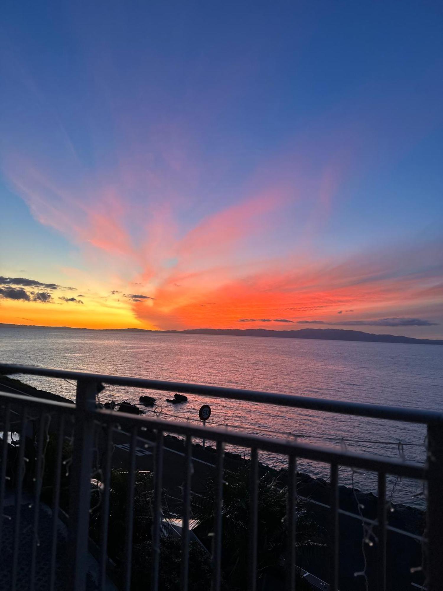 Te Mata Bay Seaviews Bed and Breakfast Tapu Buitenkant foto